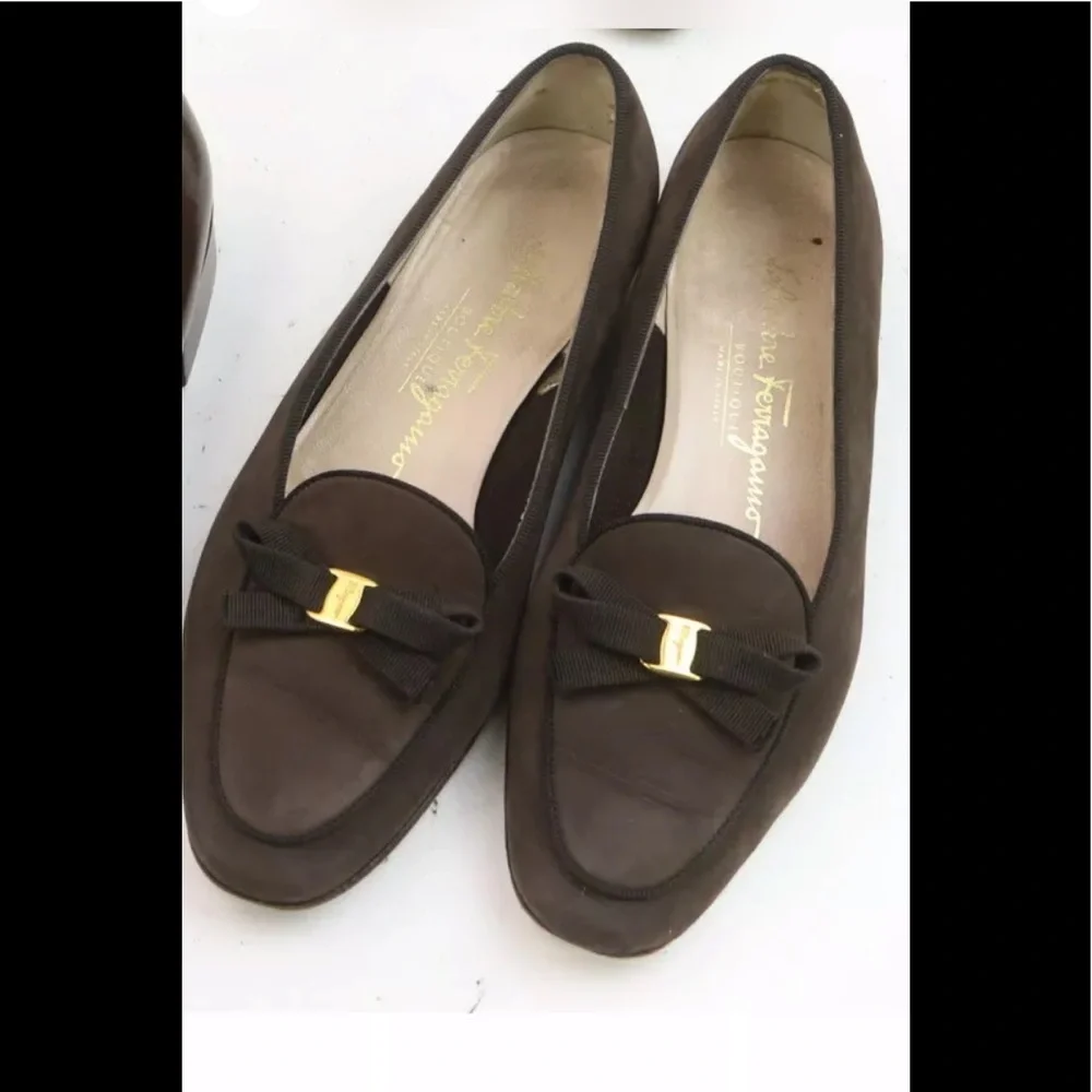 Salvatore Ferragamo Brown suede with gold hardware ‎ bow 6C